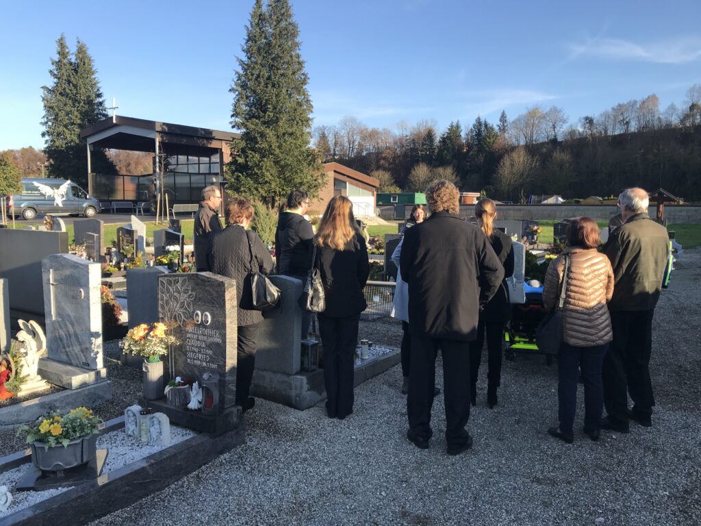 Am Friedhof bei der Verabschiedung mit der gesamten Familie