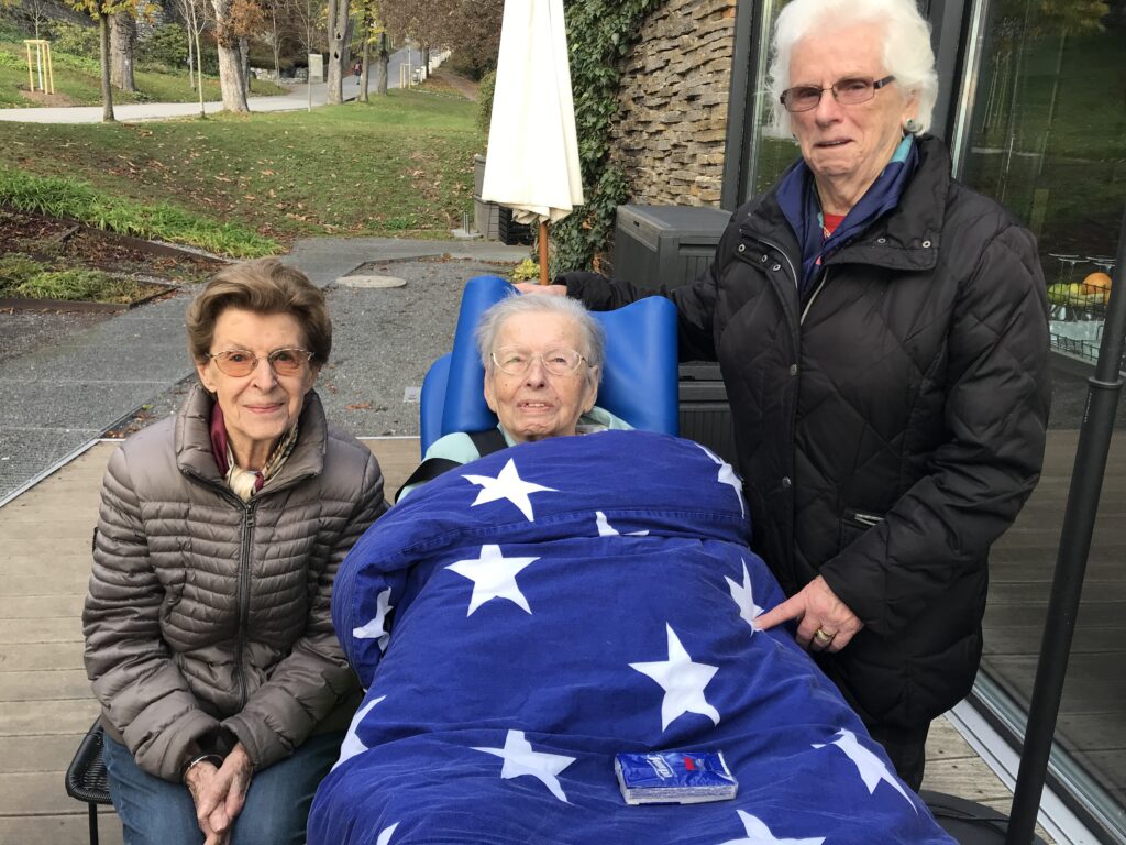 Fahrgast mit blauer Sternendecke und den Geschwistern um sich