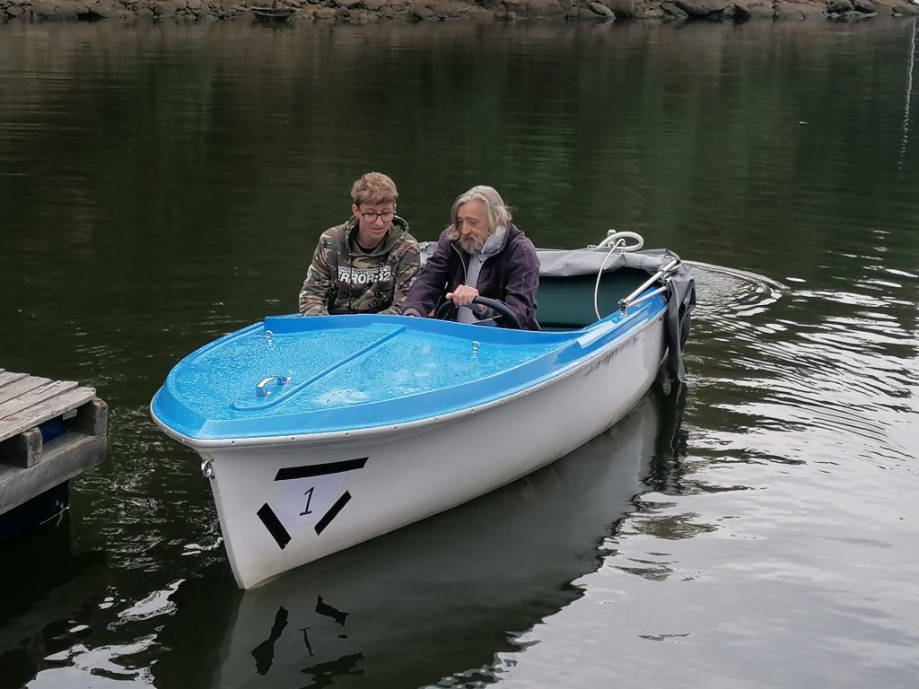 Martin mit seinem Sohn in einem E-Boot am Stausee